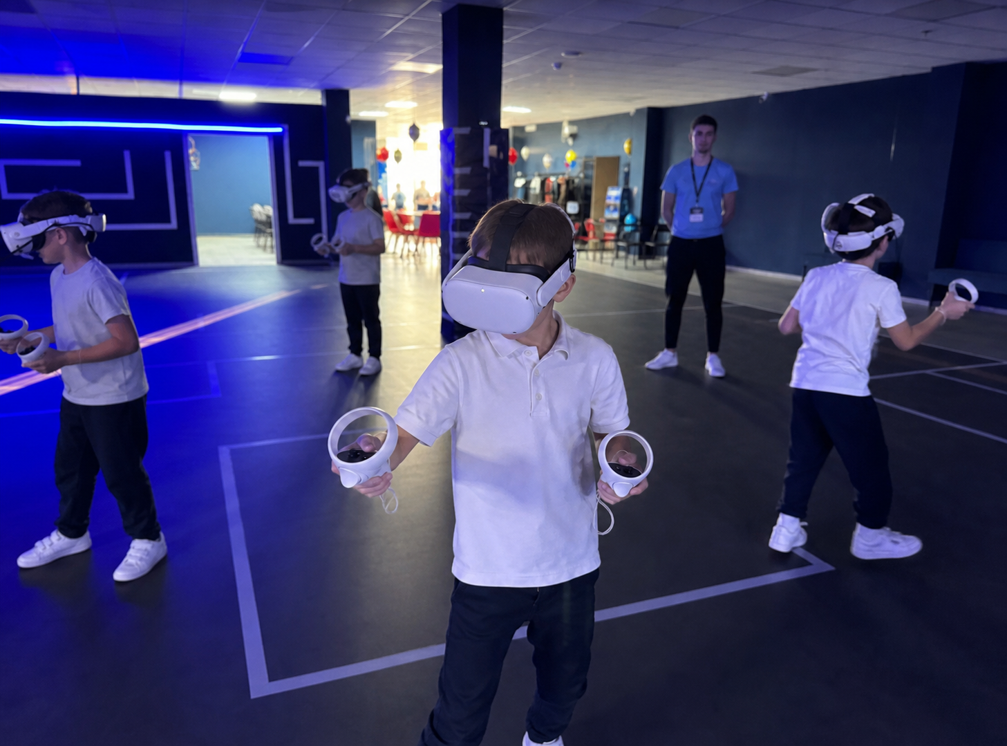Дети играют на VR-арене в шлемах виртуальной реальности